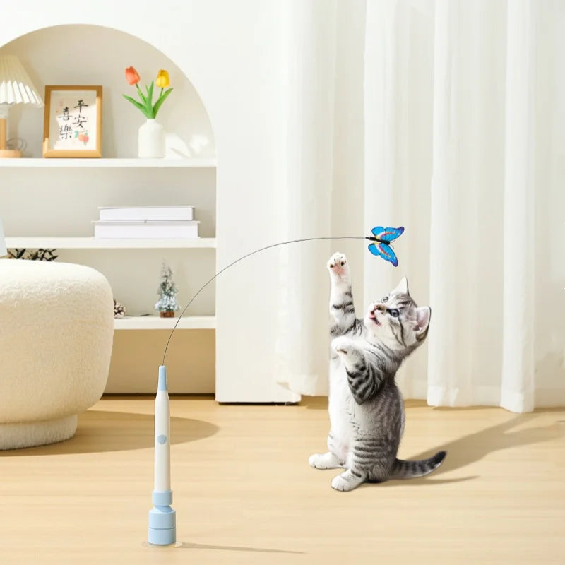 Gatinho a saltar para apanhar a borboleta do AutoHunt